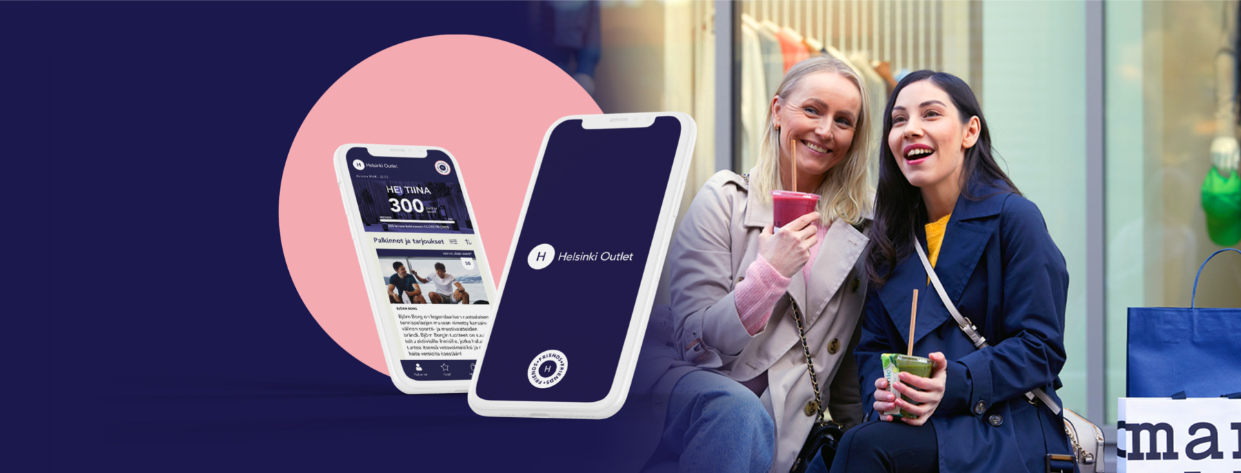 Kaksi hymyilevää naista istuu ostoskeskuksen ulkopuolella juomien kanssa. Taustalla näkyy ostoskassi ja liiketila. Etualalla kaksi älypuhelinta, joissa on auki Helsinki Outlet Friends-sovellus. Yhdessä näytössä lukee "HELLO TIINA" ja pisteiden määrä, toisessa näkyy sovelluksen aloitusnäyttö.