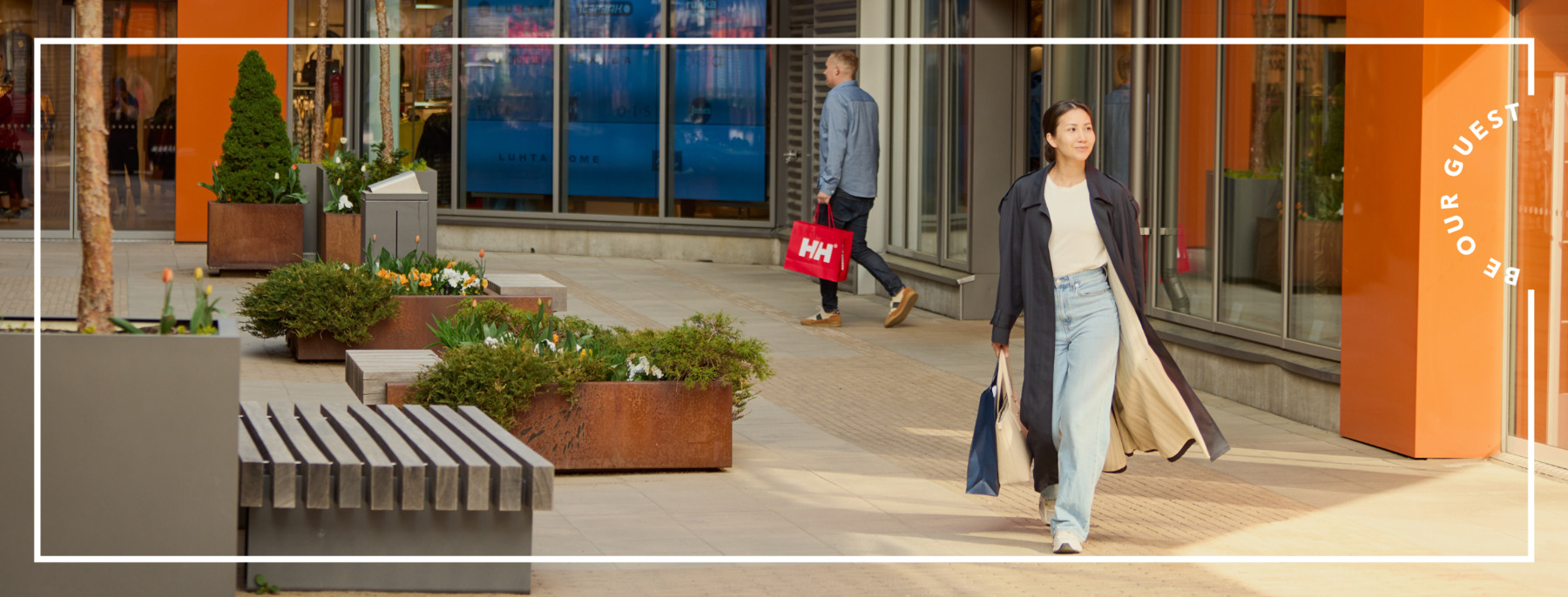 Nainen kävelle ostoskylän kadulla aurinkoisena päivänä