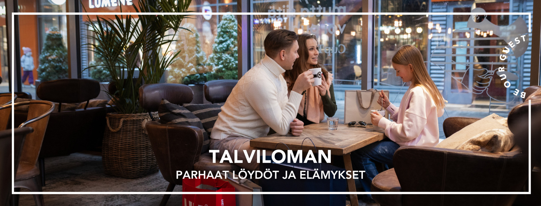 Vanhemmat ja tytär kahvilla Espresso Housessa ja kuvassa brändimyymälöiden ostoskasseja