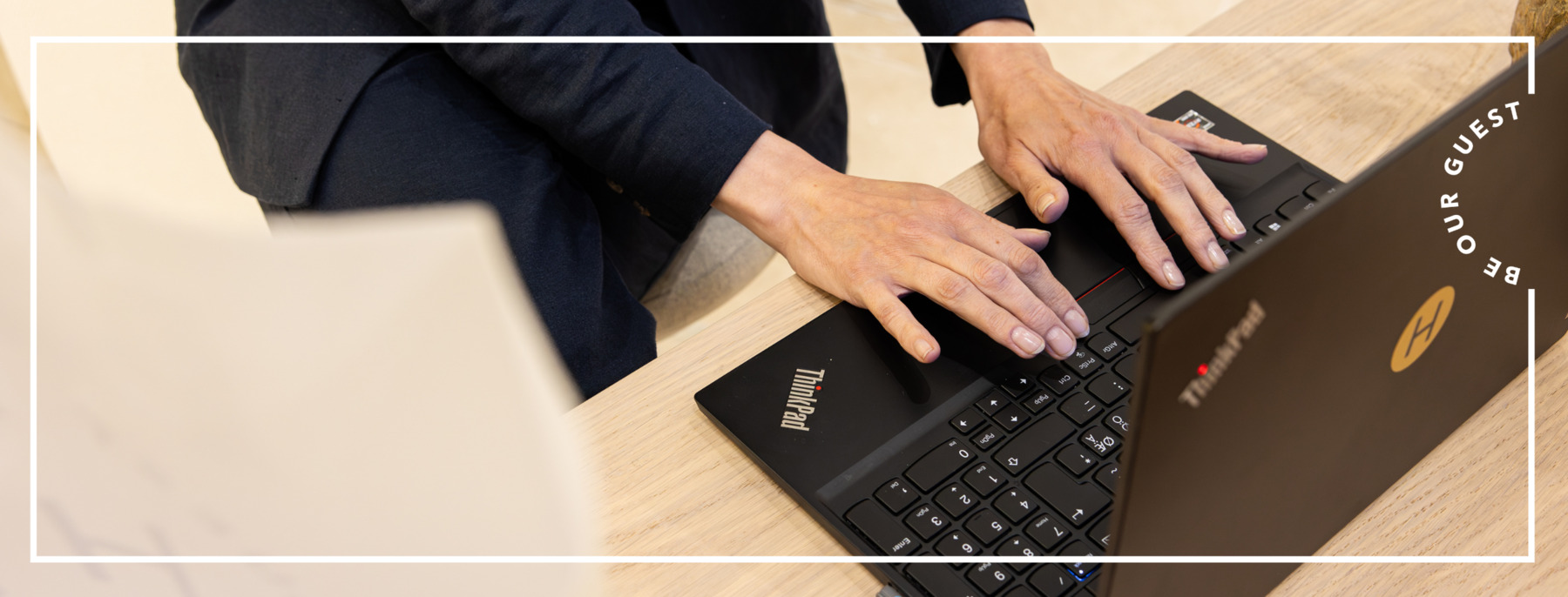 Helsinki Outlet customer service responds to questions using a desktop