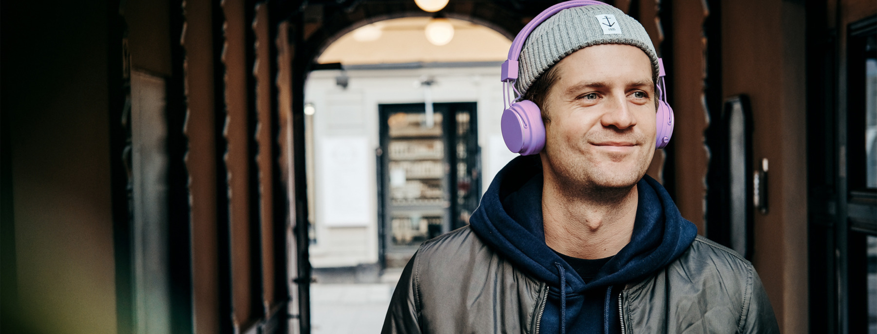 A man listening to an audiobook with his earphones