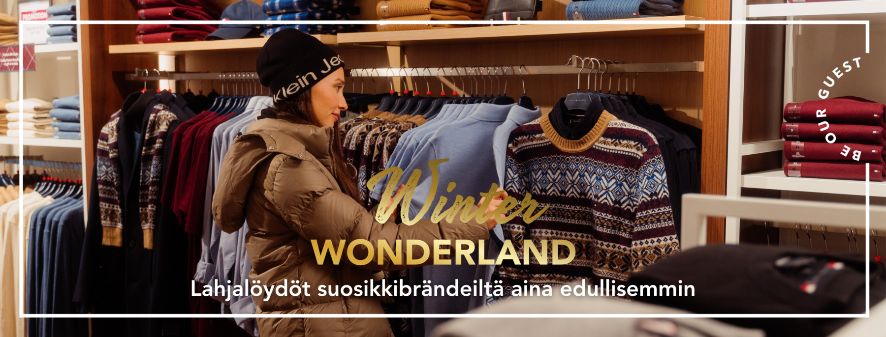 Nainen ostamassa joululahjoja Tommy Hilfigren myymälässä Helsinki Outletissa