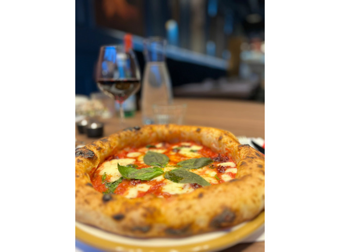 Pizza Margherita and an Italian cola drink 15€